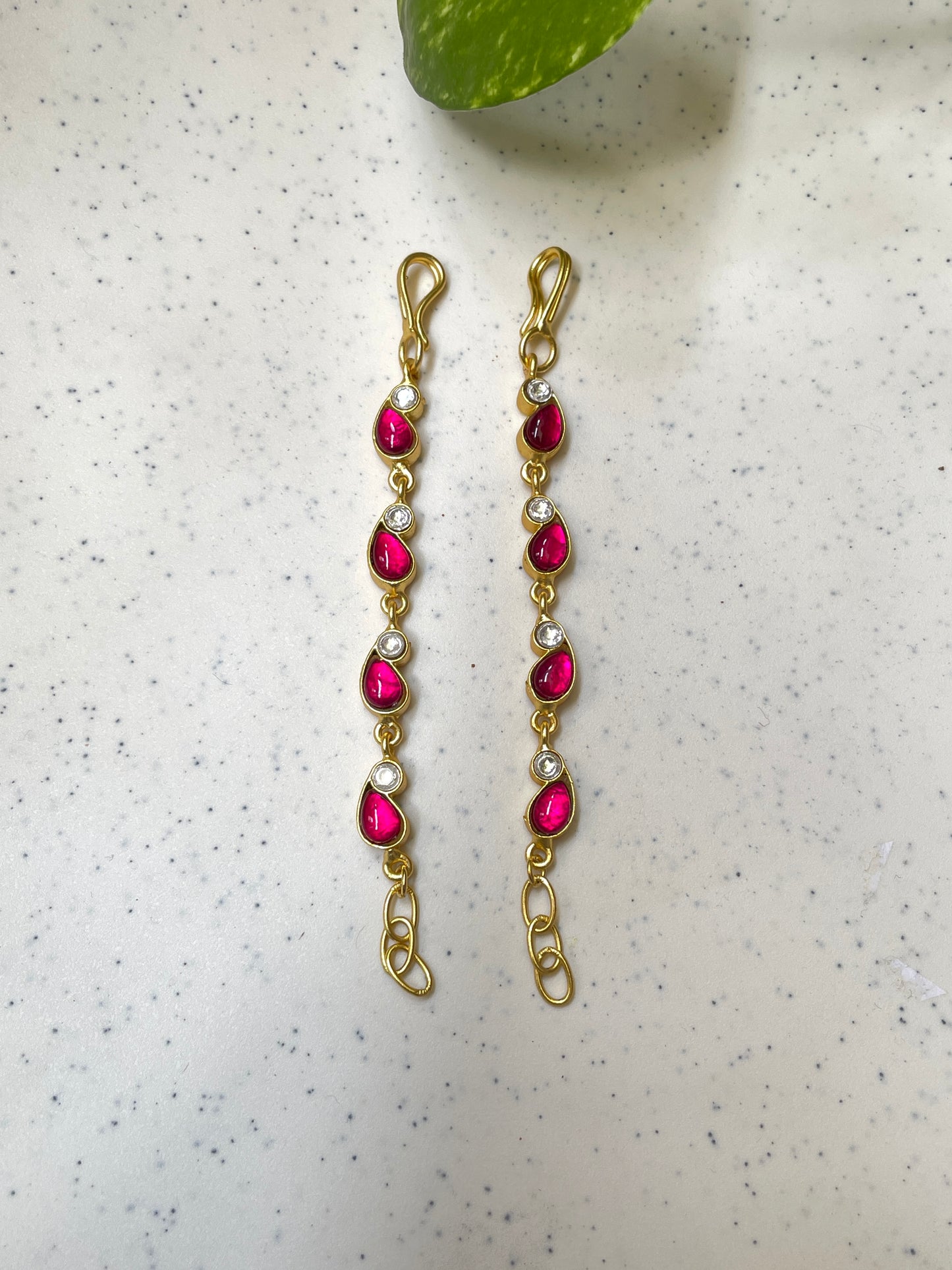 SIRI PINK EAR CHAIN