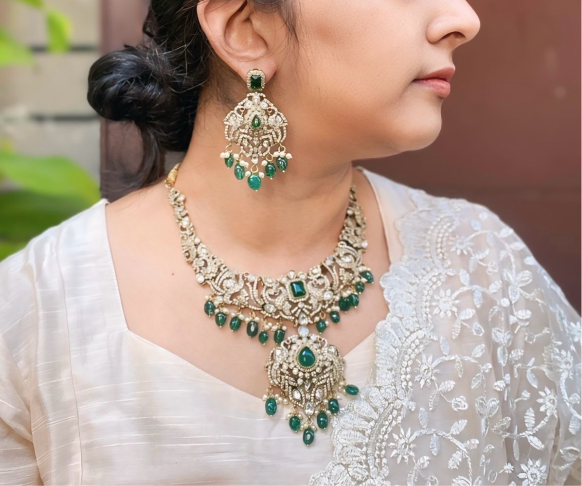 Isanvi Victorian Necklace Set