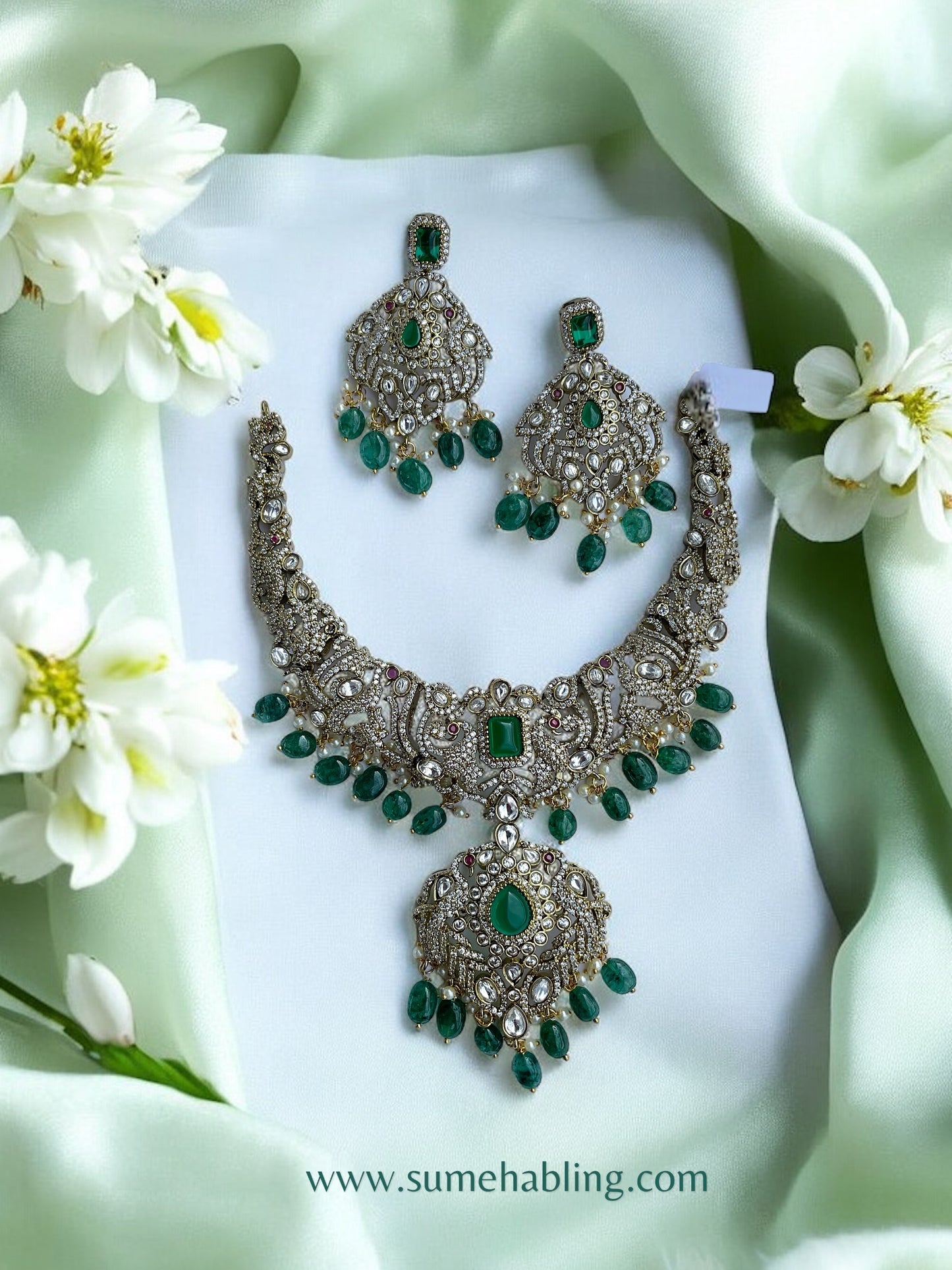 Isanvi Victorian Necklace Set